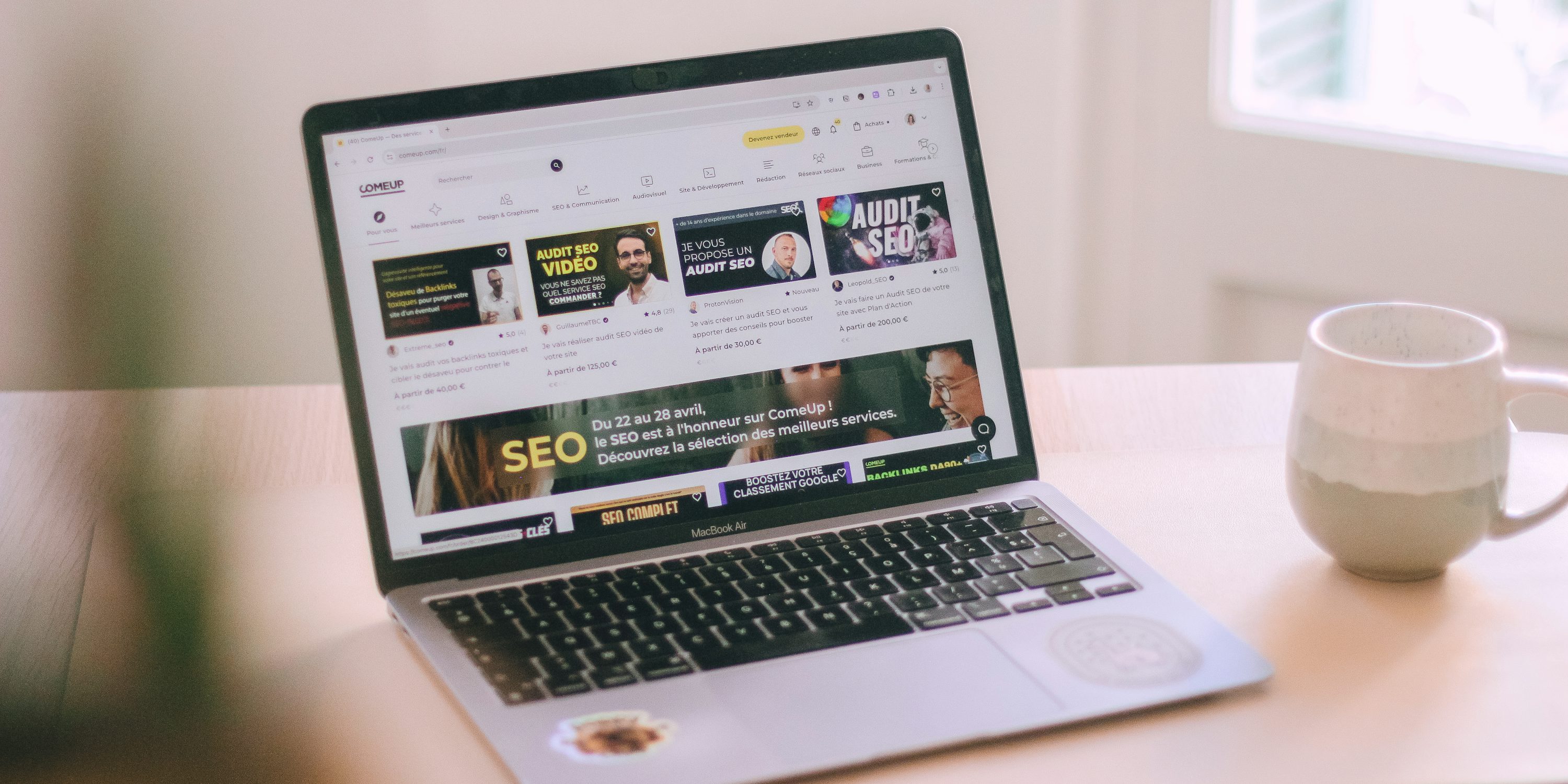 Pourquoi la maintenance de site web est indispensable ? 3 Laptop on a wooden desk, illustrating web maintenance work