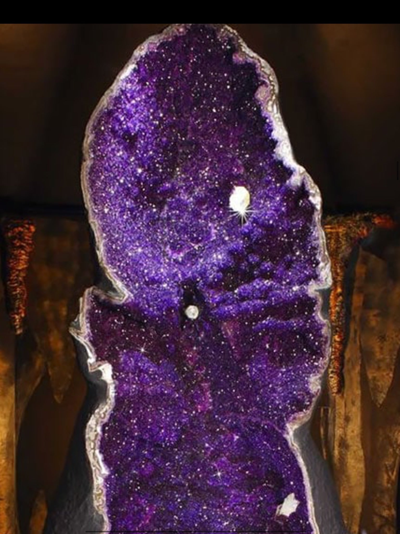 Améthyste géode vive violette avec surface scintillante, bordures blanches et trou blanc, prête à favoriser le repos et les cristaux pour mieux dormir.