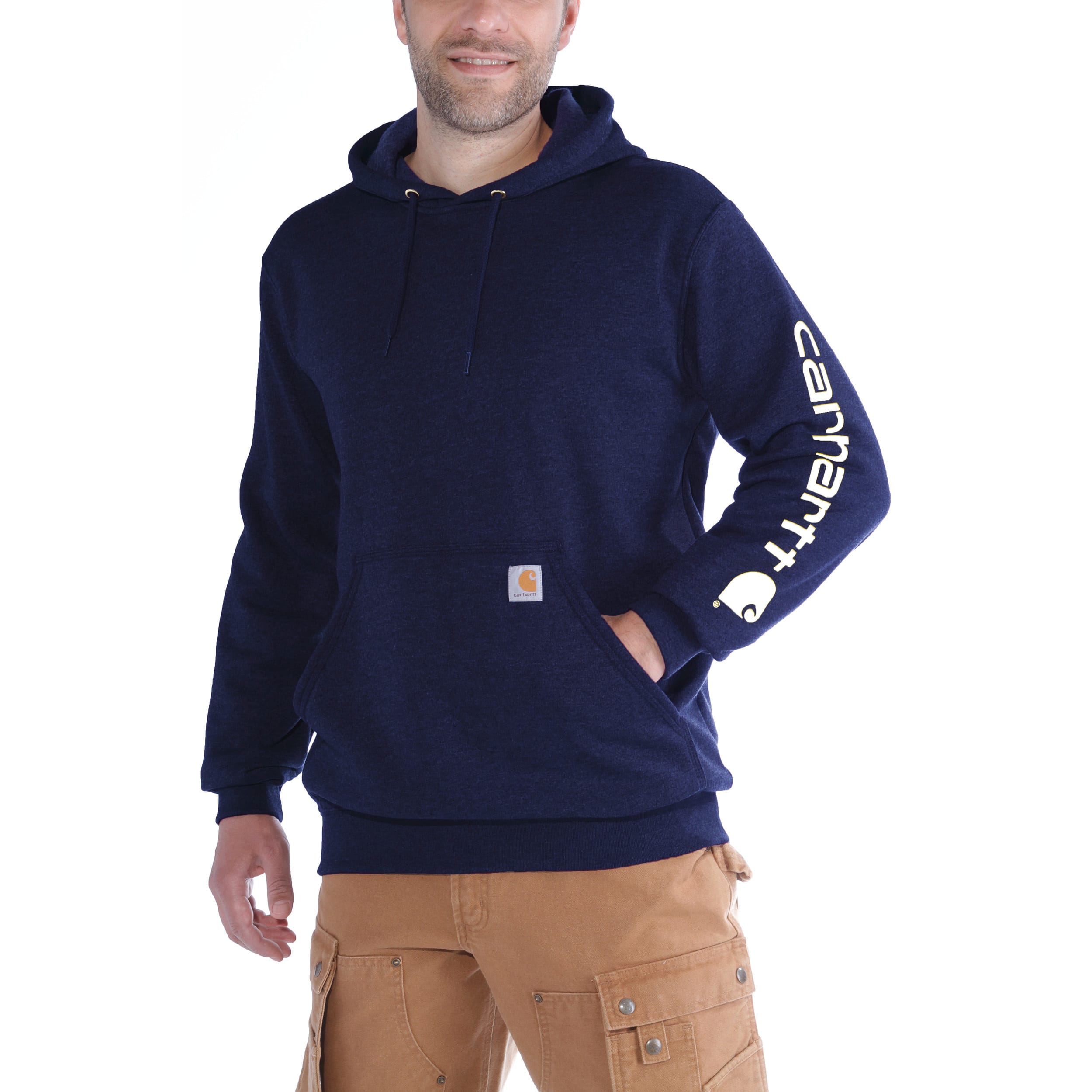 Homme portant un hoodie bleu foncé Carhartt avec capuche et poche kangourou, pantalon cargo beige, pose décontractée. La meilleure qualité pour un pull est visible via la matière épaisse.