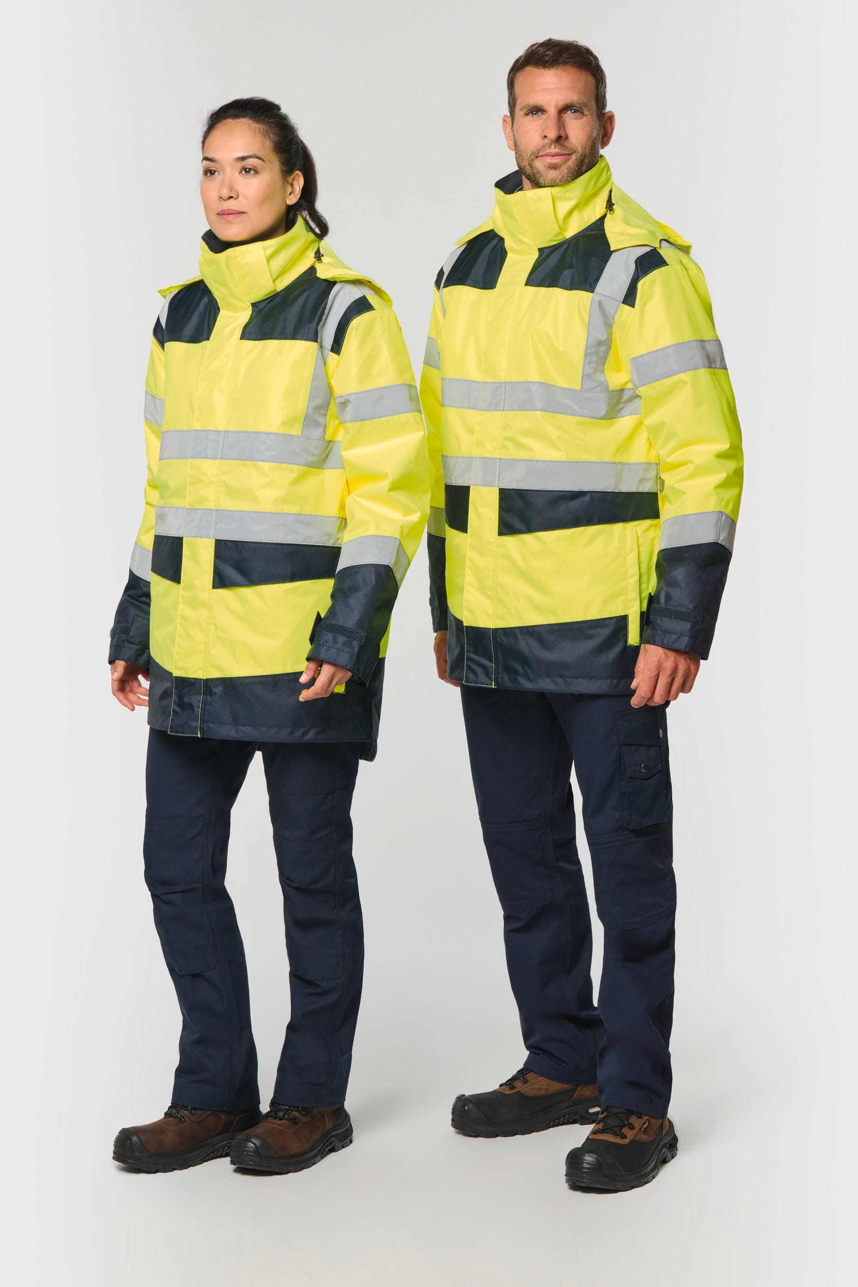 Vestes et pantalon haute visibilité jaune marine, mannequins masculins et féminin portant veste imperméable avec bandes réfléchissantes et poches. broderie personnalisée sur vêtement visible?