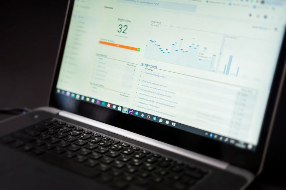 Un ordinateur affichant un tableau de bord d'analyse avec des outils de suivi et d'analyse de données en temps réel.