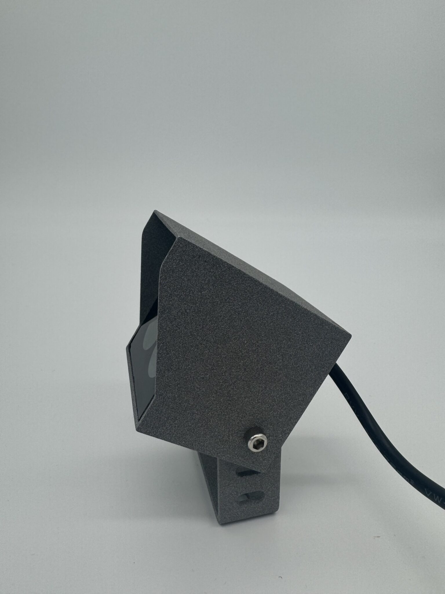 Projecteur LED avec boîtier noir et dissipateur, fil électrique connecté, prêt à être intégré pour le refroidissement. Méthodes de refroidissement des led.