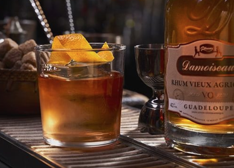 Cocktail au rhum vieux agricole Damoiseau VO Guadeloupe avec zeste d'orange, disponible sur Boutique-rhum.com