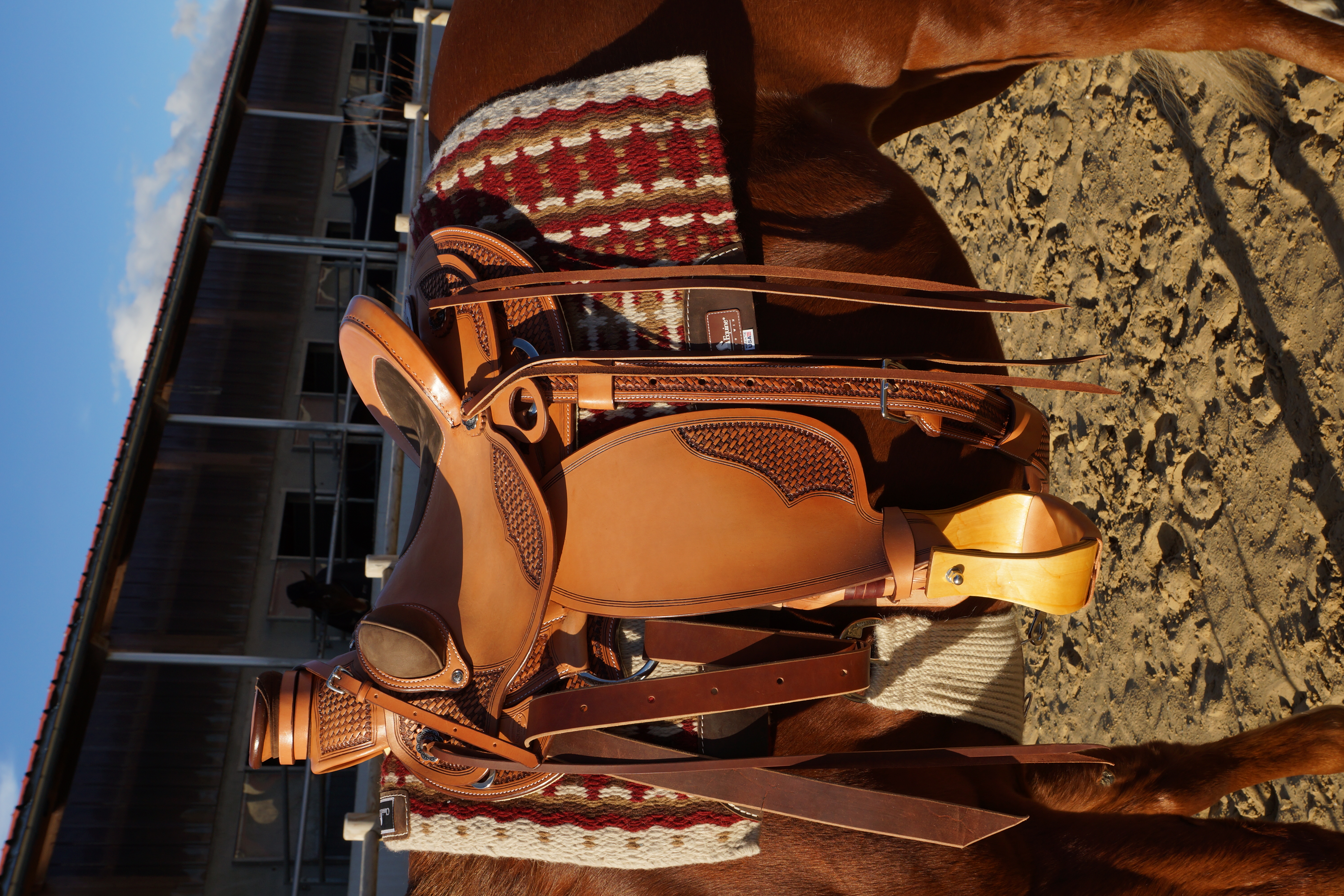 Selle western Equiflex Wade Continental Saddle en cuir antique avec bucking rolls, étriers en bois larges latigo et siège Ladies en cuir suede.