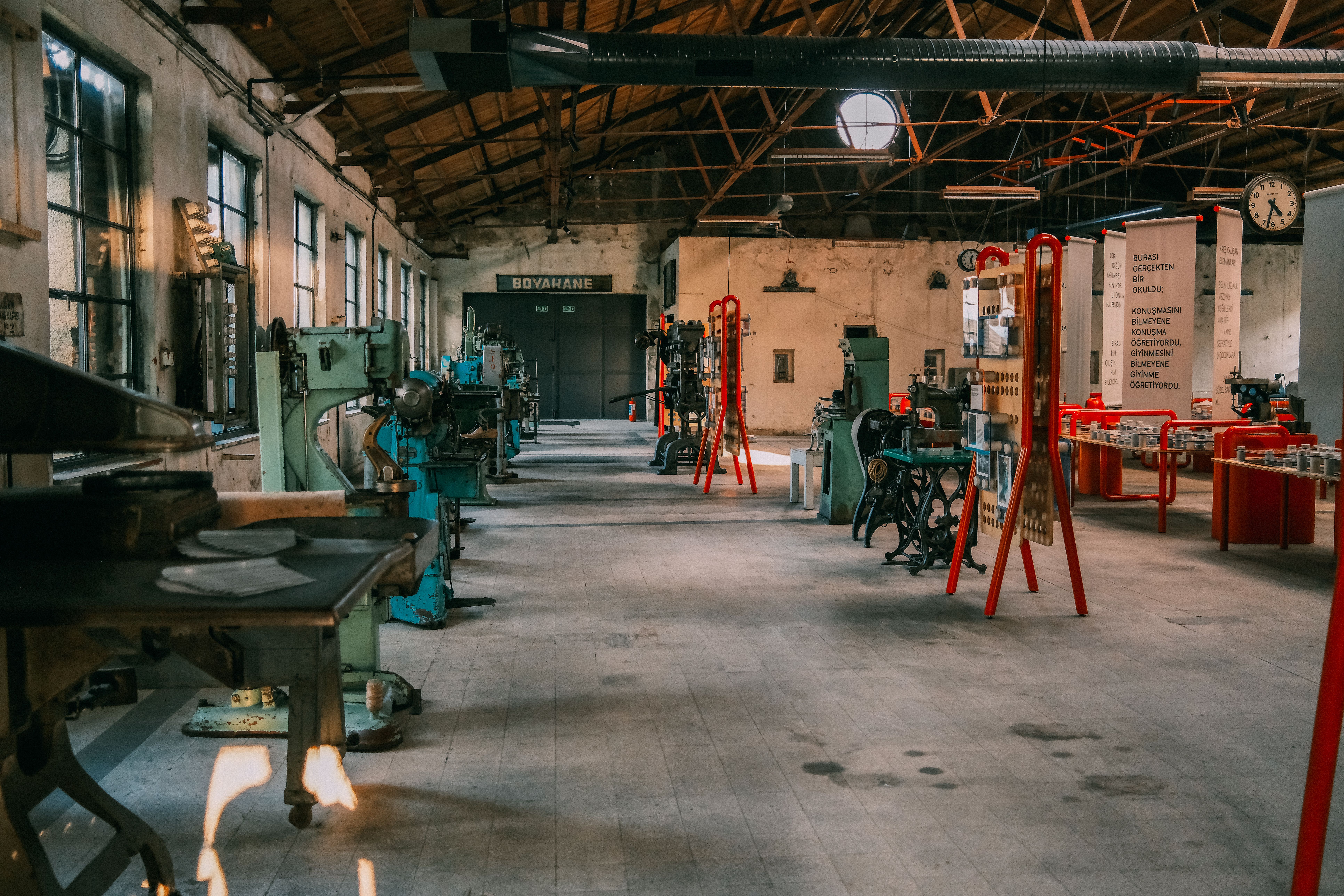 atelier industriel avec machines et espace de travail fonctionnel pour couture, ambiance atelier moderne