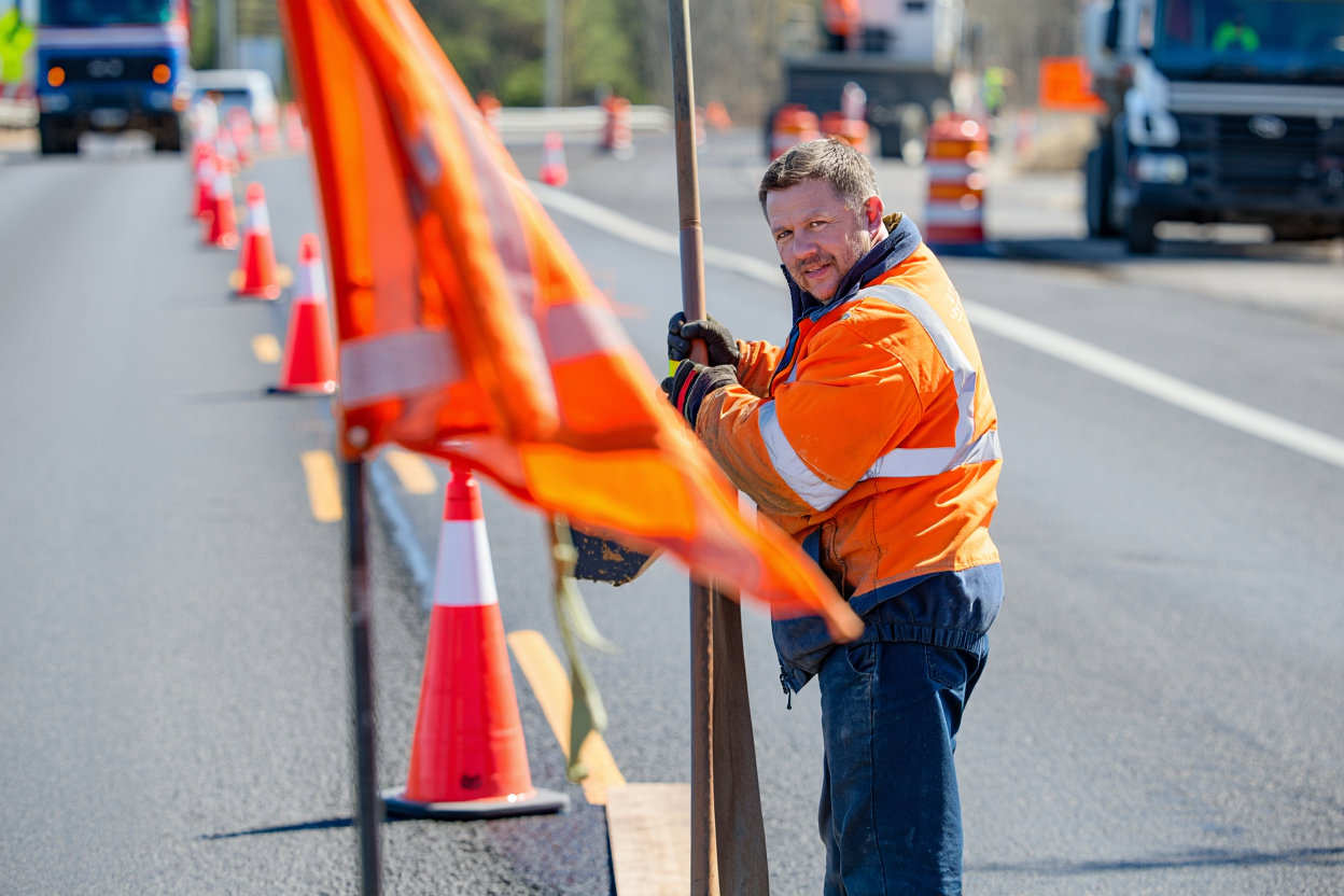 Maçon en gilet haute visibilité sur chantier routier