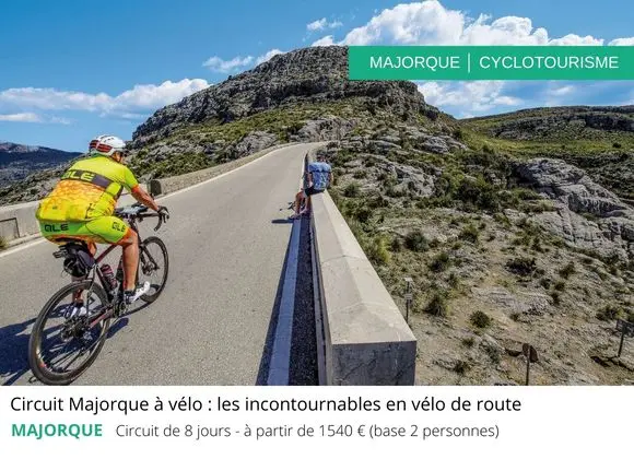 Cycliste en VTT sur une route montagneuse escarpée avec vue sur le paysage rocailleux des Baléares, bannière Majorque cyclotourisme.