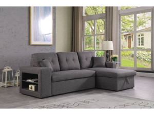 Canapé d’angle gris au style contemporain dans un salon lumineux, avec assises moelleuses et table d’appoint noir intégré.