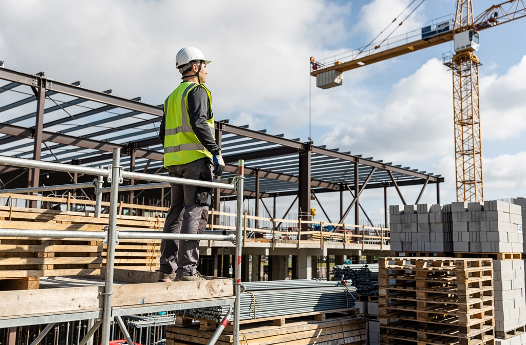 Ouvrier avec casque sur échafaudage de chantier