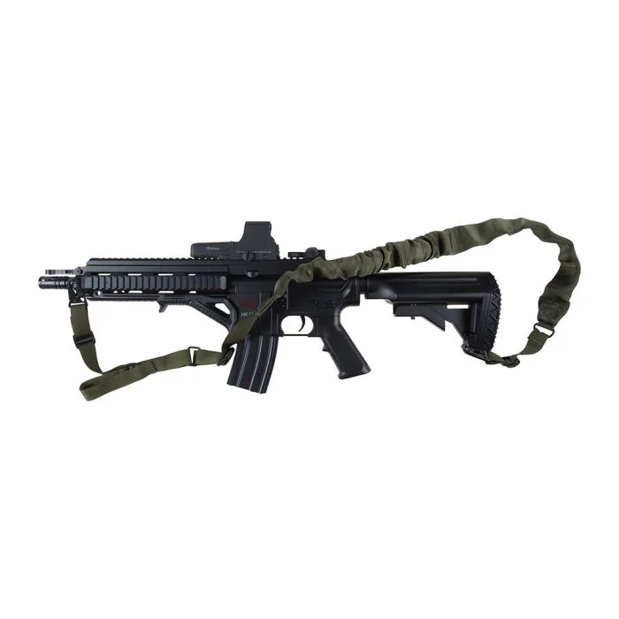 Sangle de fusil verte et noire attachée à un fusil d’assaut, montrant une sangle tactique déployée pour l’épaule et le corps. Comment choisir sa sangle pour mon arme.