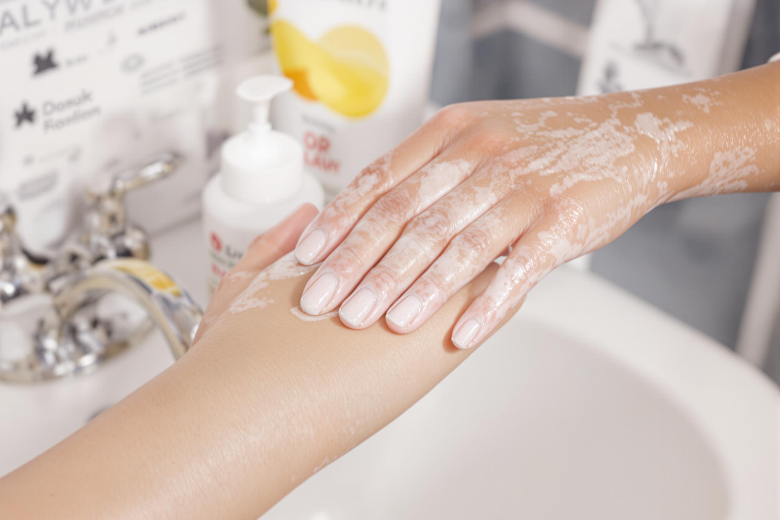 personne appliquant une lotion corporelle