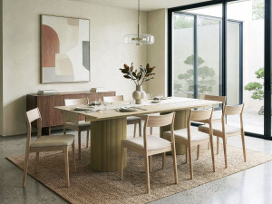 Table à manger moderne dans un salon lumineux avec grandes fenêtres et décoration minimaliste, parfaite pour aménager petit espace studio.