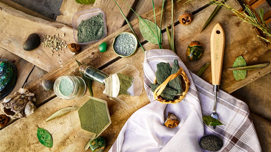 Assortiment de poudres et feuilles d'herbes sur une table en bois rustique.