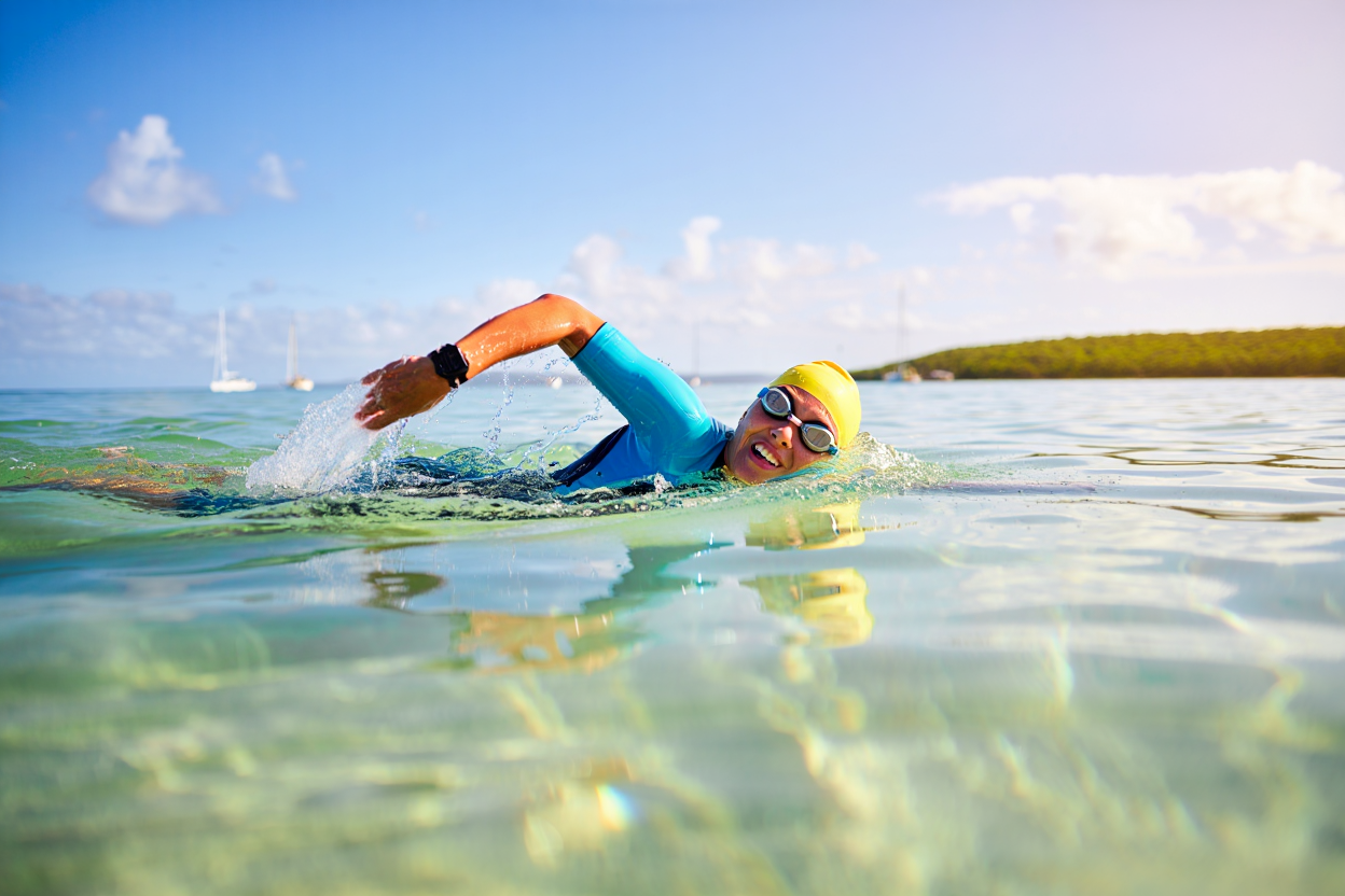 Gruppo di principianti durante prima uscita in acque libere con istruttore
