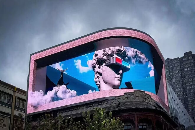 Écran géant 3d publicitaire en extérieur affichant une statue avec casque sur fond de ciel bleu et bâtiments, sans lunettes.