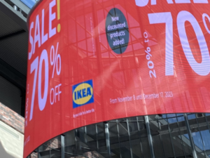 Écran LED géant intérieur/extérieur affichant une promotion IKEA avec des chiffres en rouge et des pourcentages.