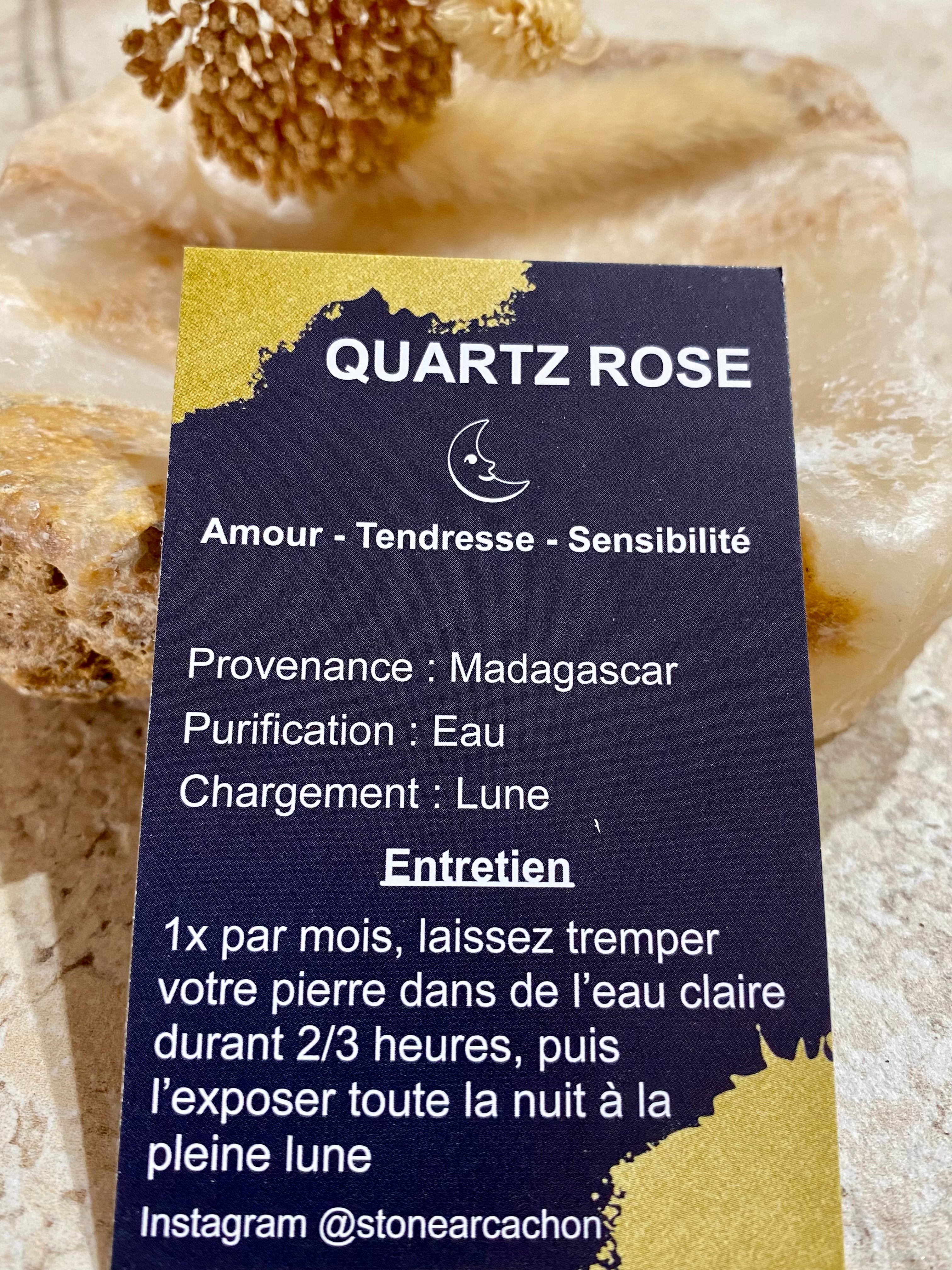 Etiquette de quartz rose avec texte “Amour - Tendresse - Sensibilité”, progenance Madagascar et conseils d’entretien lunar.
