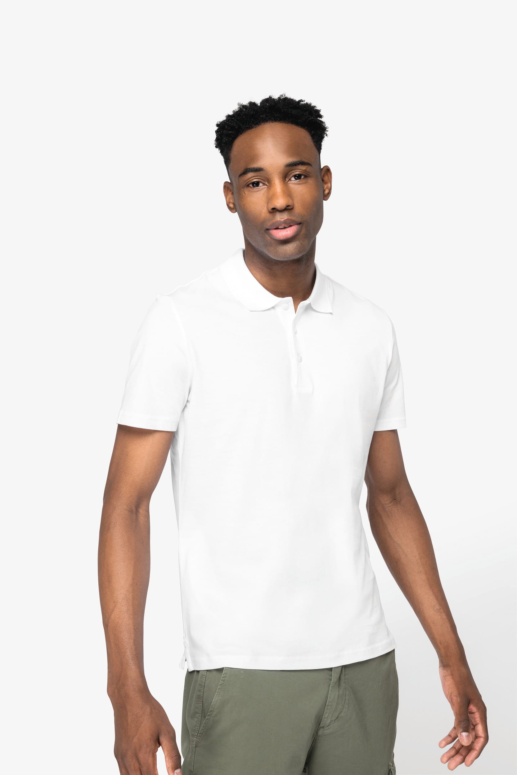 Polo personnalisé professionnel : homme portant polo blanc à manches courtes, sur fond neutre.