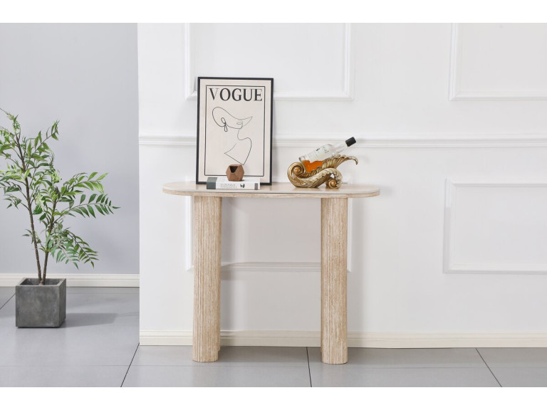 Table console élégante en bois clair dans une entrée, décorée d'un cadre Vogue et d'une bouteille sur le dessus.