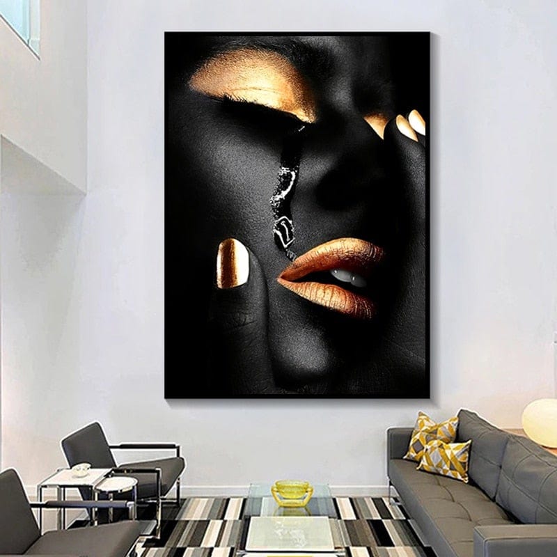 Luminaire extérieur dimmable: vue d’un salon élégant avec une grande œuvre noir et doré encadrée sur le mur.