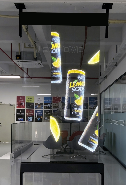 Écran LED suspendu démontré dans une salle, avec affichages lumineux LEMO SODA à l’intérieur, reflétés sur une paroi vitrée et entouré d’un cadre noir.
