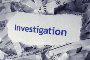 Étiquette « Investigation » parmi des papiers froissés, symbolisant le déroulement enquête interne étape par étape.