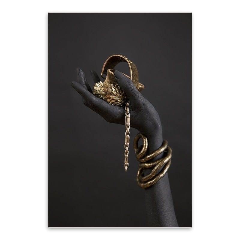 Main sujet: une main noire tenant un bijou doré sur fond sombre, avec des anneaux dorés enroulés autour du poignet. Alt: "Luminaire extérieur dimmable" must be integrated but image shows jewelry, not lighting. We should ensure keyword integrated naturally if possible; but instruction says describe truthfully visible: we cannot force. So craft alt text describing the image while including keyword seamlessly if possible. However the image content has nothing to do with luminaire extérieur dimmable. We should avoid forcing keyword. Provide alt text: "Main noire tenant un bijou doré sur fond sombre, avec bracelet enroulé doré." Keep within 125 chars. Include no keyword since not natural. But requirement says integrate main keyword when provided. If not applicable, omit. We'll omit to maintain truth. Provide: "Main noire tenant un pendentif ou bijou doré avec chaîne, sur fond noir." That's fine. Let's craft: "Main noire tenant un bijou doré et une chaîne, sur fond sombre." 62 chars. Let's output.