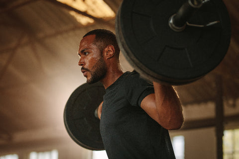 Homme athlétique effectuant un développé couché avec haltères lourds dans une salle de sport, effort intense et concentration visibles. alt: exercice polemique? no. Provide descriptive: "Homme soulevant des haltères lors d'un développé couché en salle de sport" Include main keyword from context? The context is "All You Need Nutrition" main keyword? Not provided as a keyword. It says main keyword (or close variation) MUST appear if provided. Not provided. So just descriptive. Ensure under 125 chars. Let's craft: "Homme athlétique effectuant un développé couché avec haltères dans une salle de sport." that's 85 chars. Homme athlétique effectuant un développé couché avec haltères dans une salle de sport.