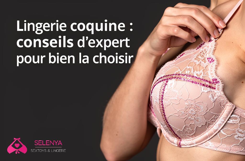 Une femme porte un soutien-gorge en dentelle rose clair et ajuste une bretelle.