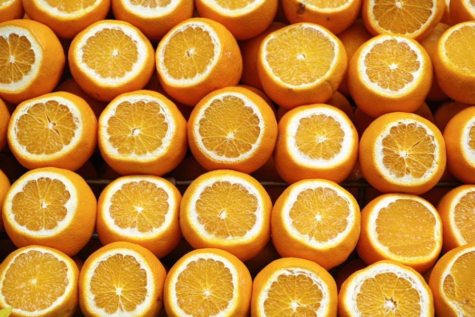 Une rangée d'oranges fraîchement coupées mettant en valeur leur pulpe juteuse. Idéal pour des thèmes liés à un mode de vie sain.