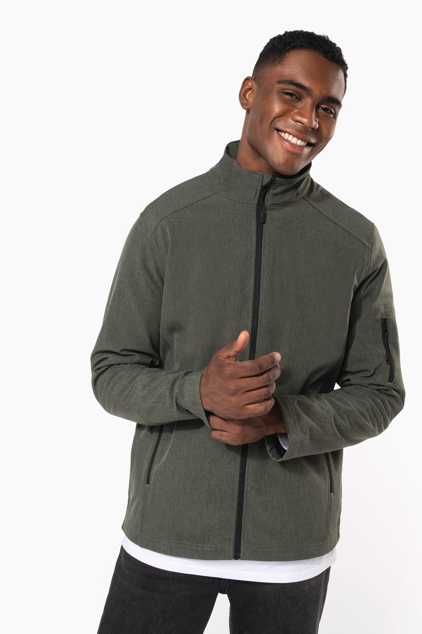 Homme souriant portant un sweat-coton vert olive à fermeture éclair centrale et col monté, avec poche zippée sur la manche, pose décontractée. Quelles alternatives pour vos sweats de promotion personnalisés ?