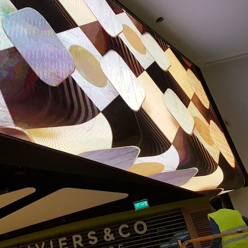 Retour de 90° pour inciter à visiter une nouvelle aile commerciale de Parly 2 ©FlexLedLight