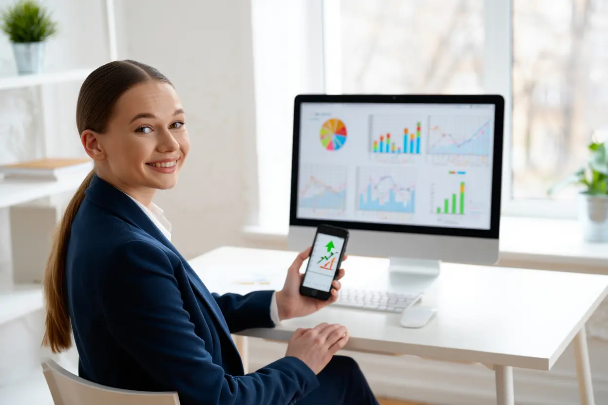 Entrepreneur femme vérifiant ses statistiques SEO positives