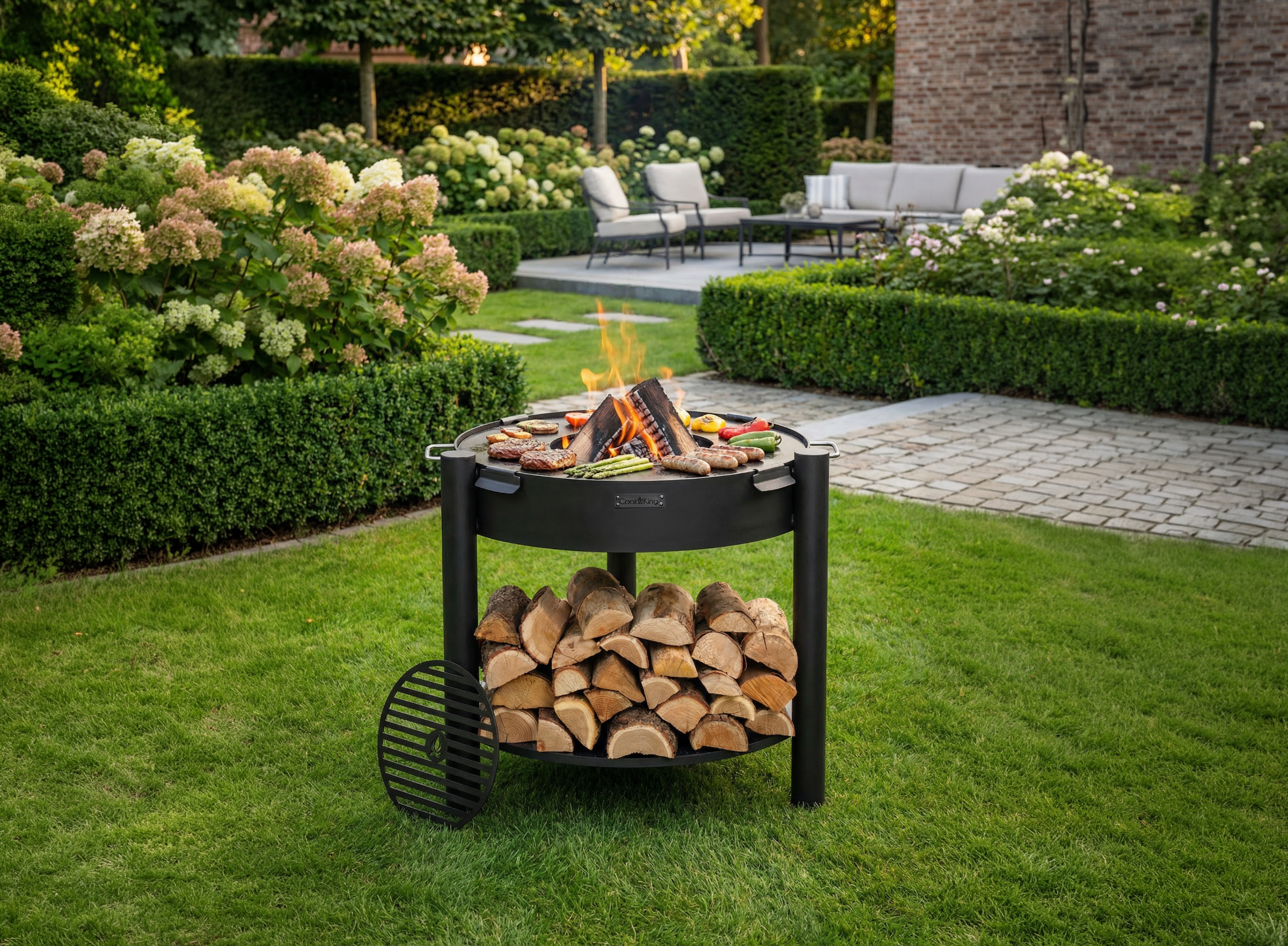 Poêle à feu de bois ronde en extérieur avec bois empilé, barbecue, jardin et salon à l'arrière-plan. Poêle à feu de bois ronde en extérieur avec bois empilé, barbecue, jardin et salon à l'arrière-plan.