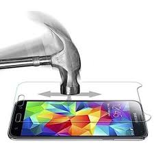 Écran de smartphone Android endommagé par un marteau, démontrant un bris d’écran et superficie du verre fissuré.