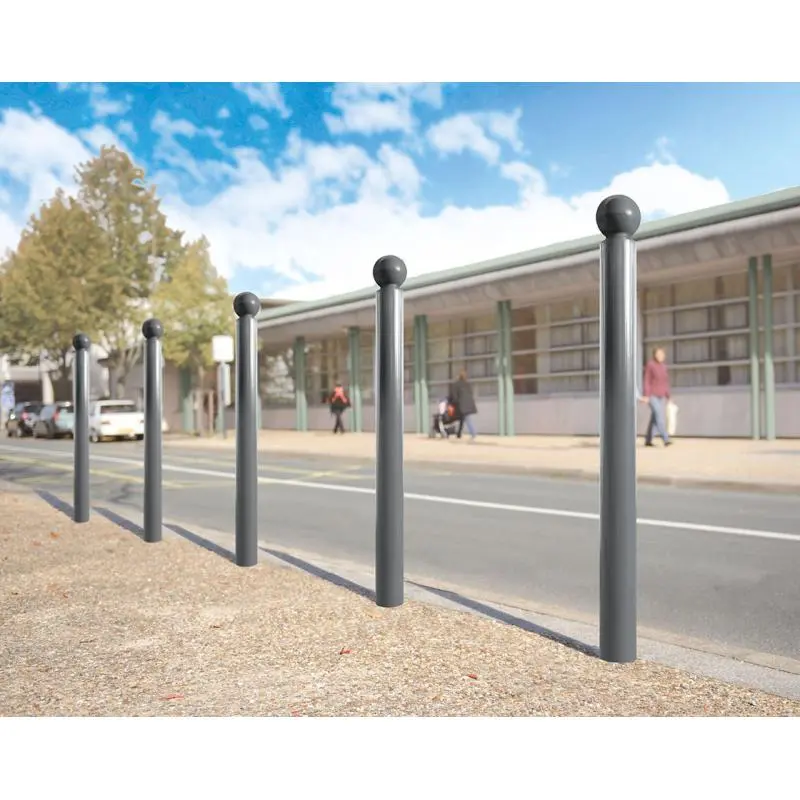 Potelets de protection en acier gris sur trottoir près d’une route principale en site urbain Potelets de protection en acier gris sur trottoir près d’une route principale en site urbain