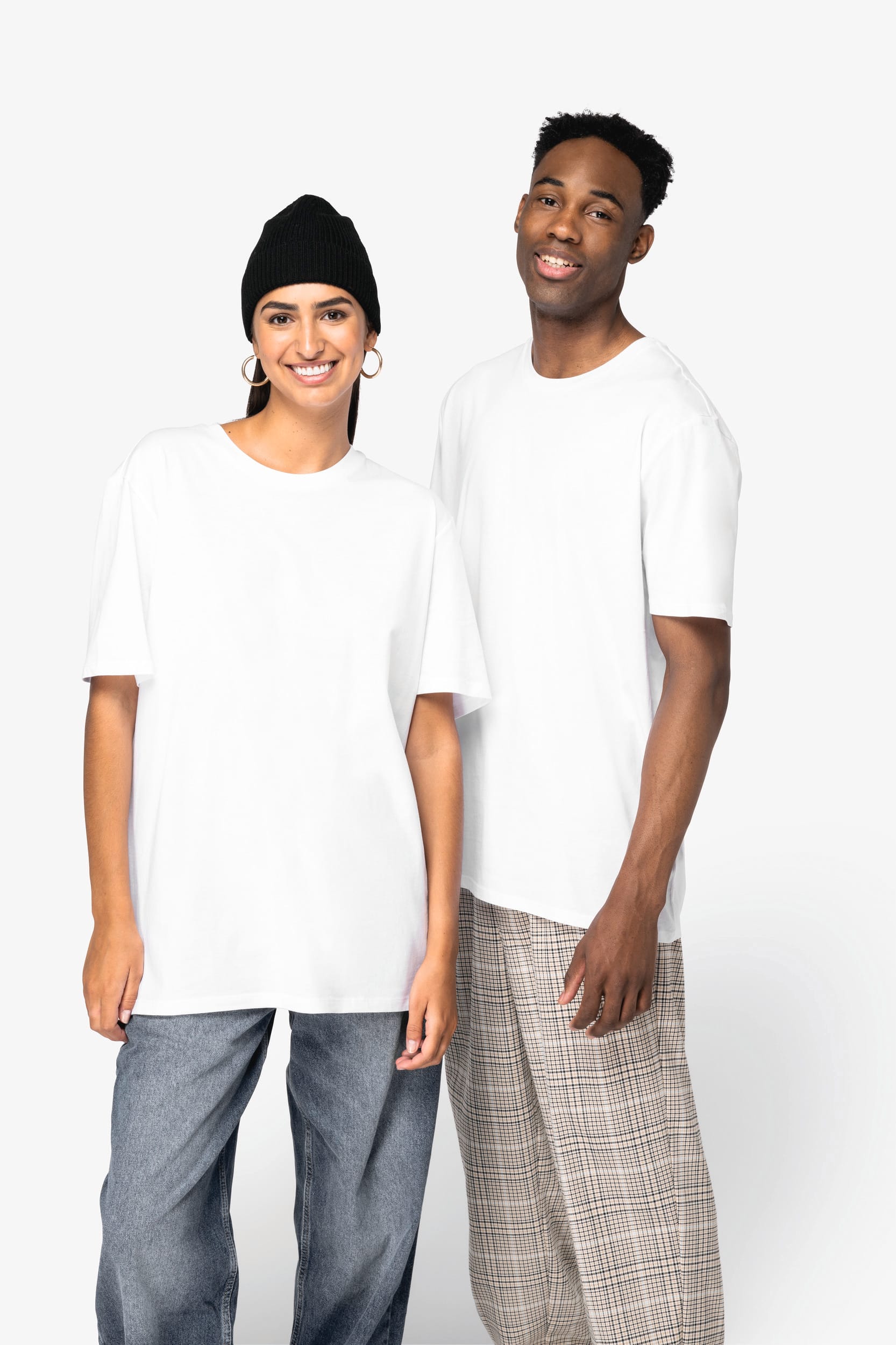 Deux modèles portant des t-shirts oversize blancs, sans étiquette, manches mi-longues, look minimal et décontracté.