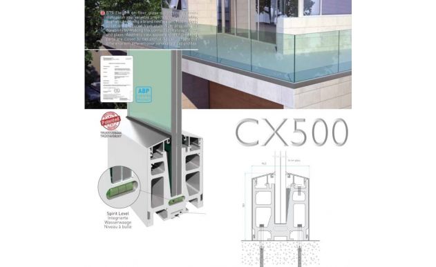 Paneau et structure de garde-corps en verre avec profilés et esquisses techniques CX500 visibles.