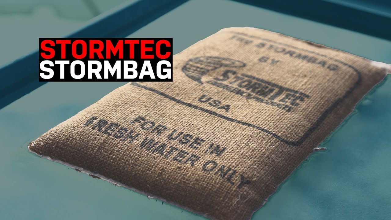 Sac anti-inondation super-absorbant flottant à côté du logo STORMTEC STORMBAG, prêt à bloquer l’eau sans sable. Note: intègre le sujet « comment fonctionne un sac anti-inondation ».