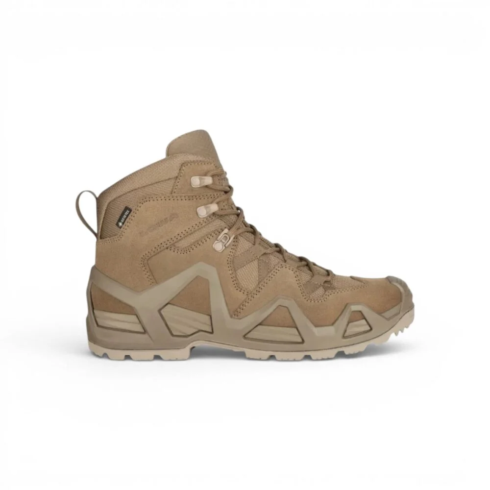 Chaussure d’intervention ultra légère de couleur beige, haute tige, lacets rapides et semelle rugged pour terrain.