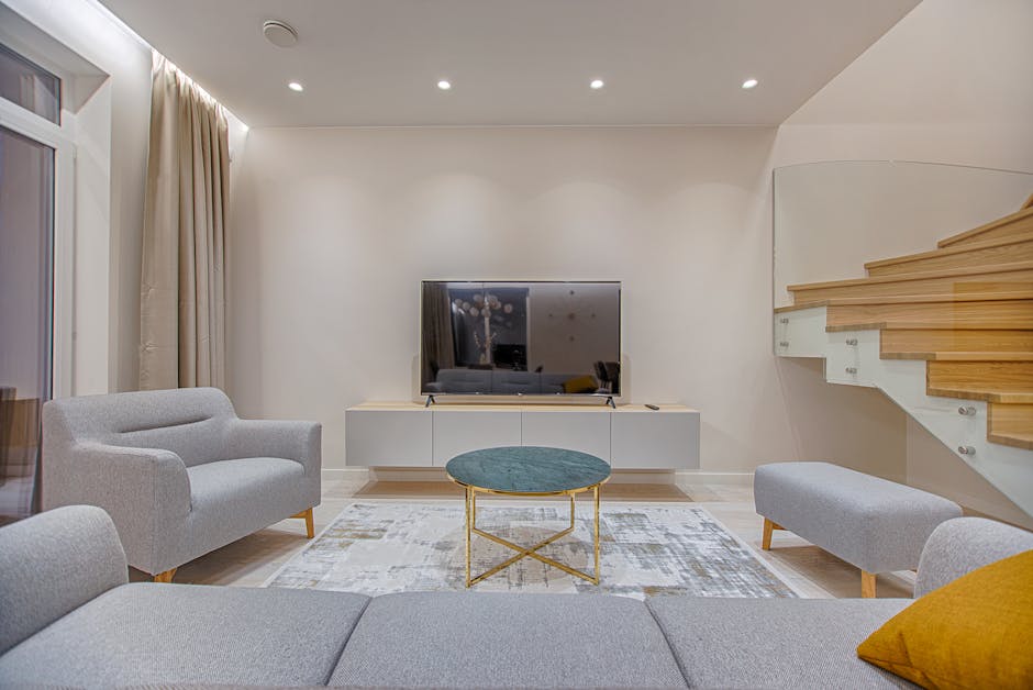 Salon au design minimaliste avec mobilier moderne et éclairage chaleureux.