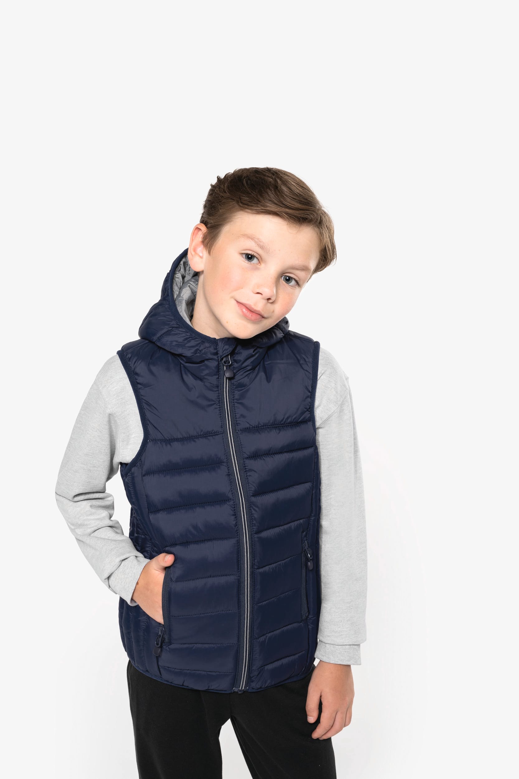 Doudoune sans manche personnalisable pour enfant bleu marine, veste matelassée avec capuche, manches grises et poches latérales.
