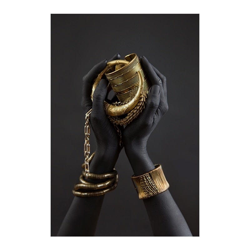 Chaînes et bracelets dorés enroulés autour de poignets noirs, bijoux imposants et élégants.