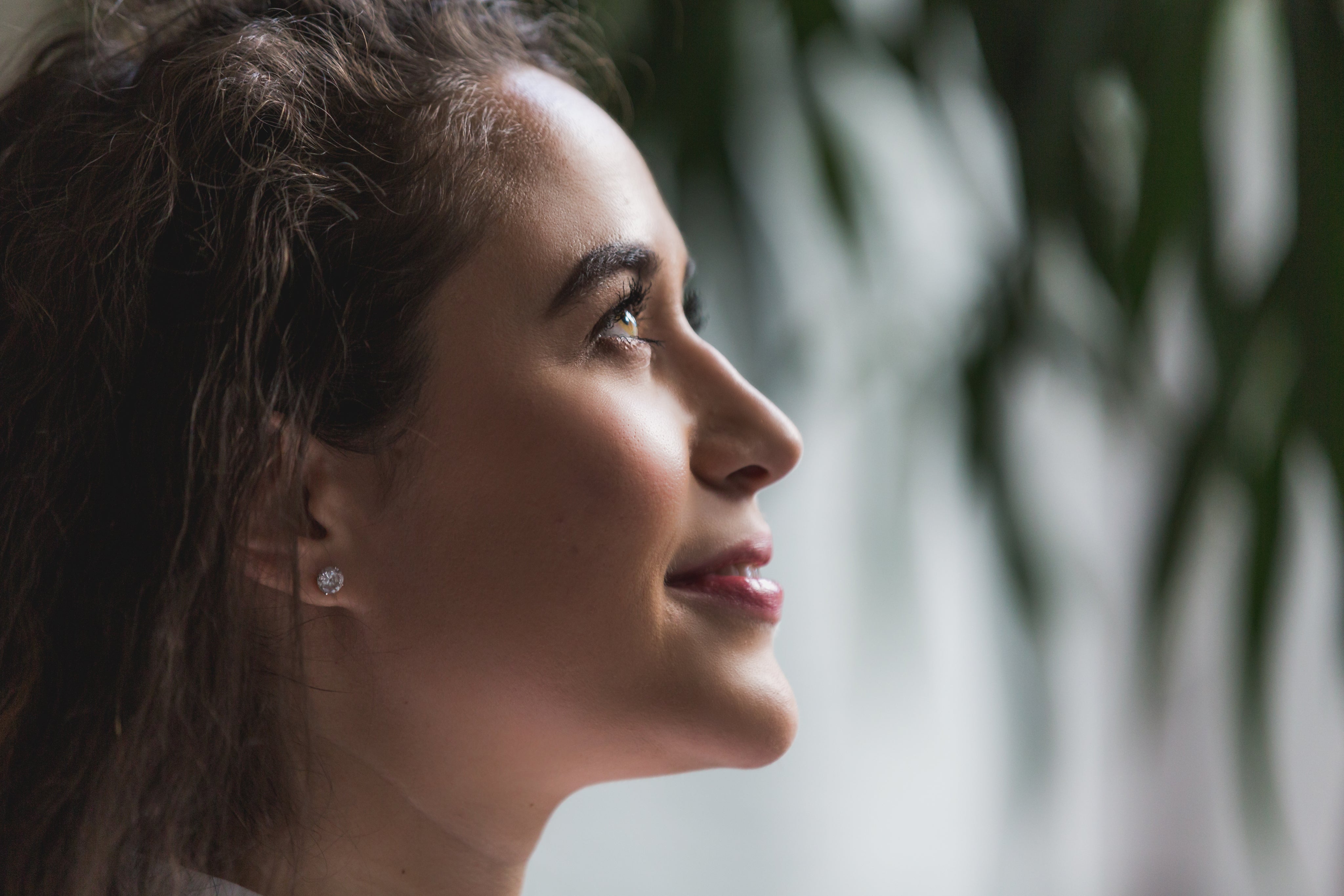 Profil d’une jeune femme souriante, peau lumineuse, depuis côté droit; ambiance douce et naturelle. intégration: peau terne signification intégré? We must include keyword naturally. The subject is not matching; but we can describe her with subtle glow while relating to signification. Alt text: "Profil d’une jeune femme souriante, peau éclatante et teint sain, reflet naturel reflétant la peau terne signification et ses enjeux." But must be concise 50-125 chars. Include keyword exactly. Let's craft: "Profil d’une jeune femme souriante; peau éclatante, reflet de la peau terne signification et ses causes." That's 108 chars. Ensure French grammar. Let's deliver. Profil d’une jeune femme souriante, peau éclatante et teint lumineux, évoquant la peau terne signification et ses causes.