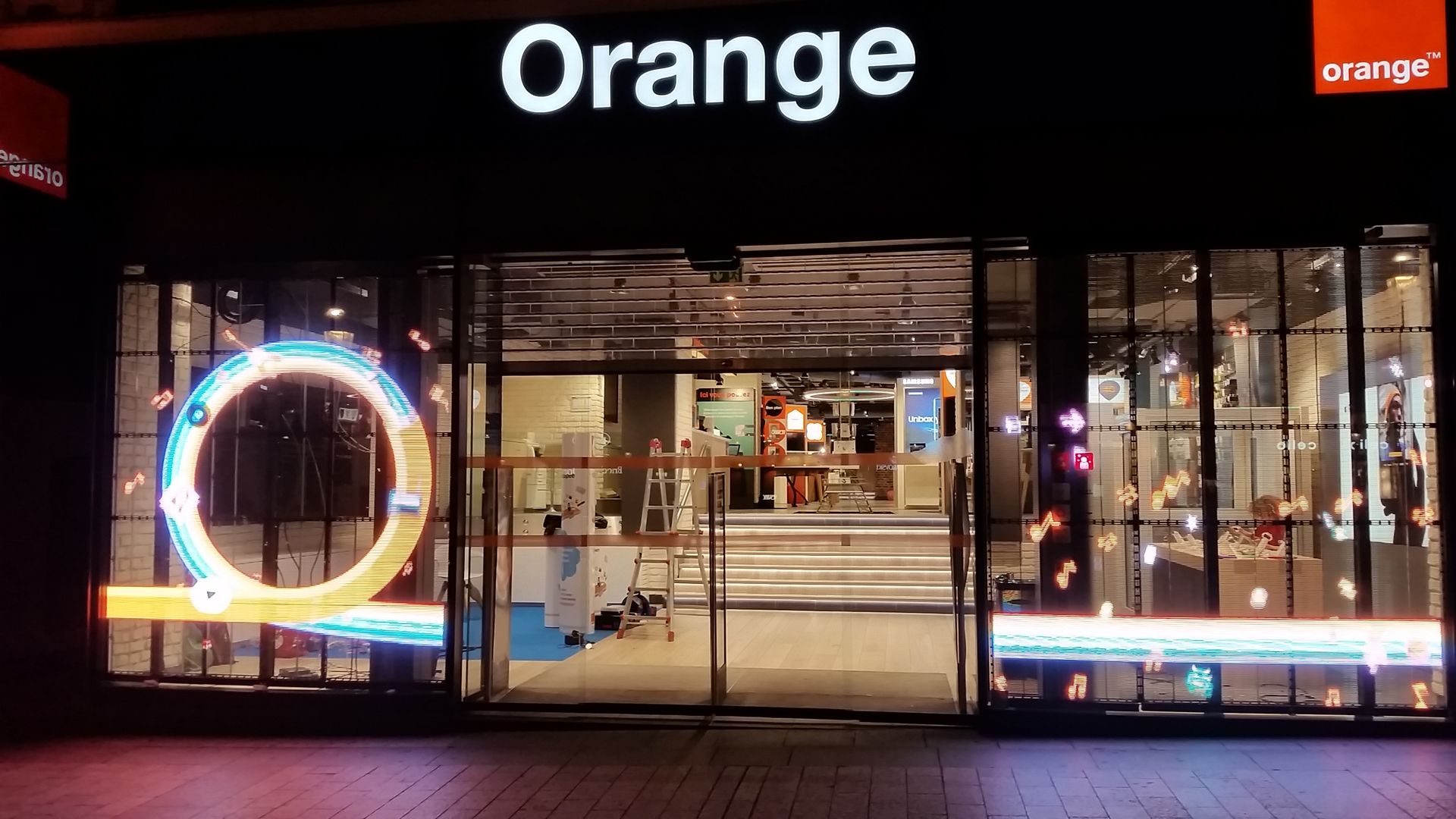Orange installe des écrans vidéo transparents