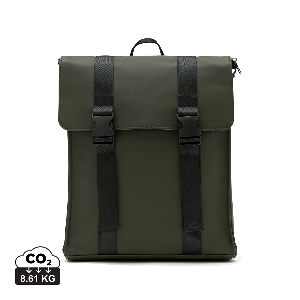 Sac à dos vert olive avec rabat et sangles noires robustes, boutonnières et poignée de transport; étiquette CO2 ~8,61 kg indiquée.