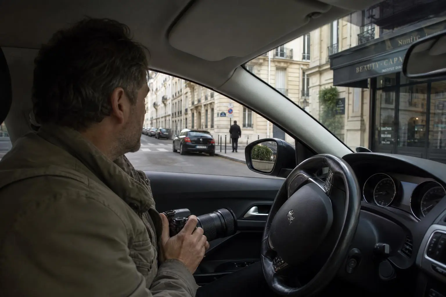Photographe dans une voiture, objectif prêt à filmer en ville; vue côté rue avec un piéton marchant sur le trottoir. Alt text intégrant le mot-clé filature légale de manière naturelle.