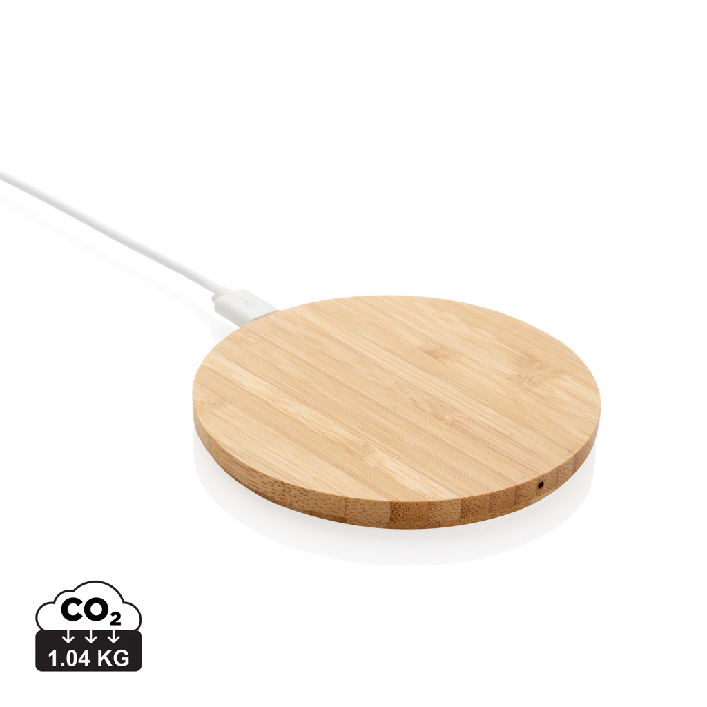 Chargeur personnalisé rond en bois avec câble USB, affichant 1.04 kg et symbole CO2, prêt pour marquage/logo d’entreprise.