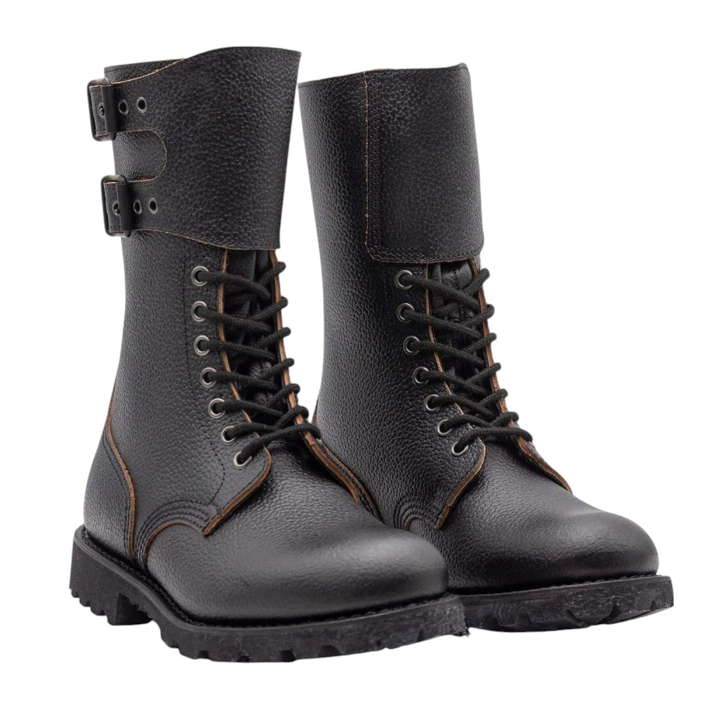 Chaussures d’intervention tout cuir: bottes montantes en cuir noir avec lacets, semelle crantée et doubles boucles latérales.