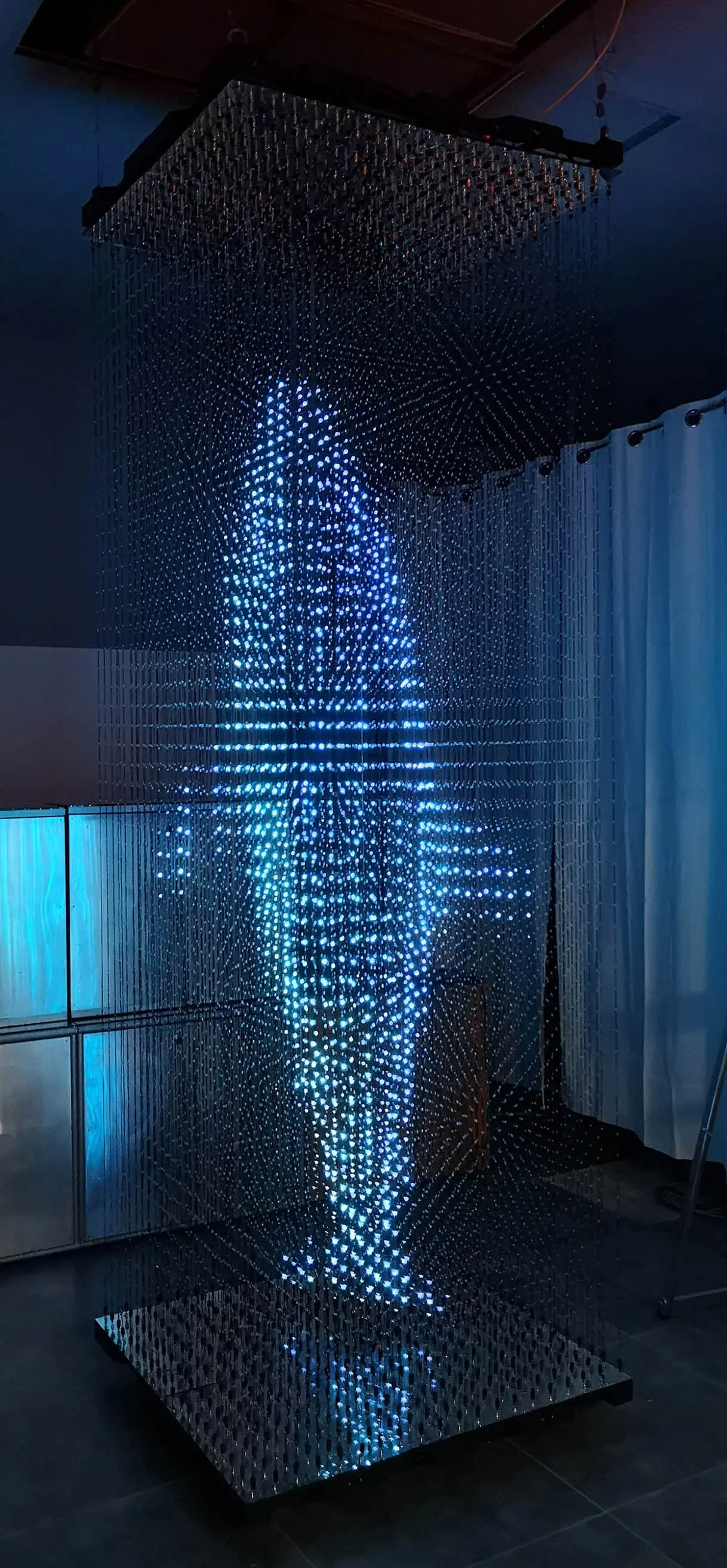 Installation d’écran LED 3D sur-mesure en forme de colonne lumineuse suspendue, composés de milliers de points LEDs